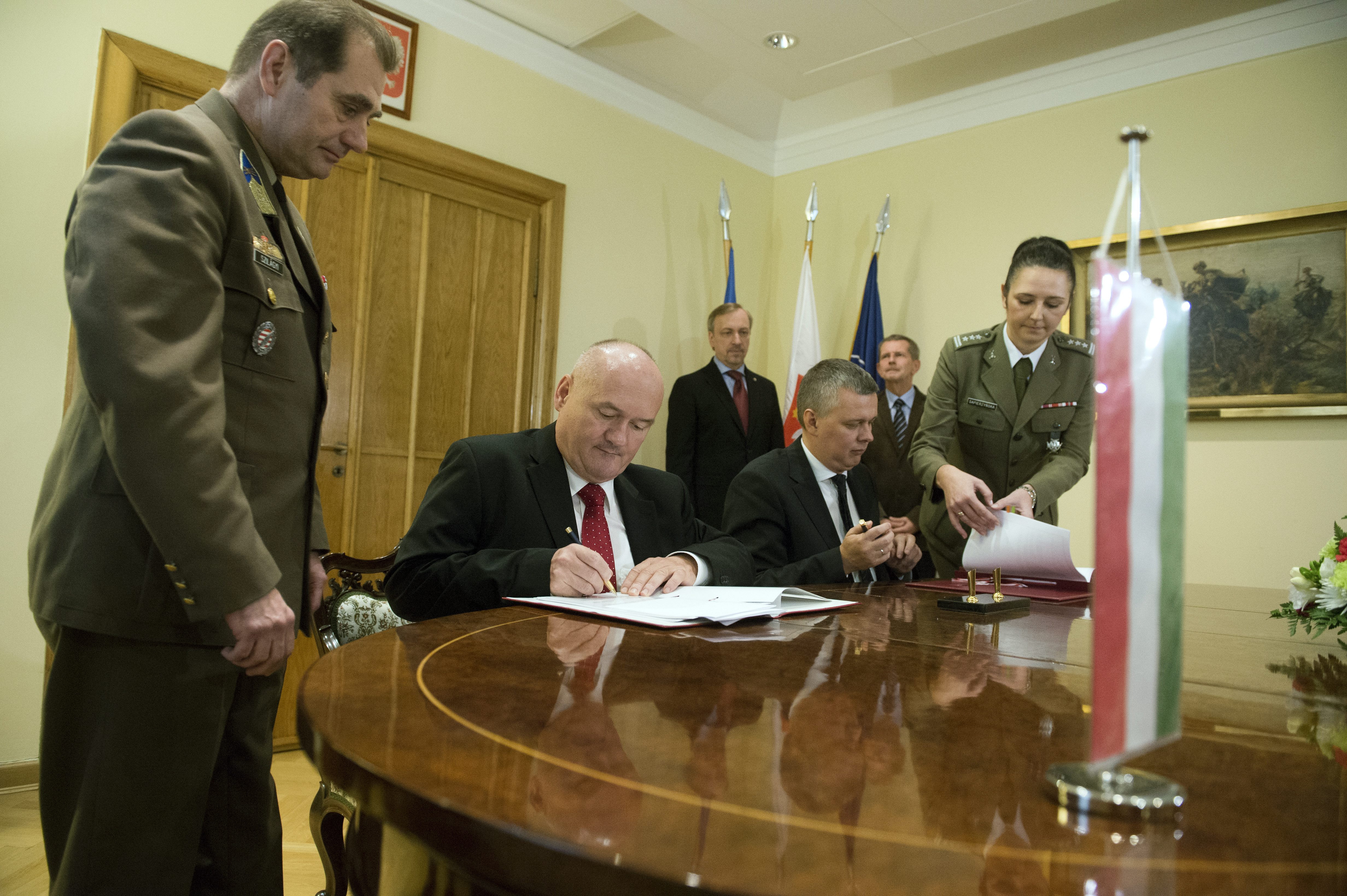 Hende Csaba katonai megállapodásokat írt alá Varsóban